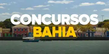 Vista do mar com barco pequeno em frente à orla com casas coloridas e texto concursos Bahia em destaque
