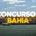 Vista do mar com barco pequeno em frente à orla com casas coloridas e texto concursos Bahia em destaque
