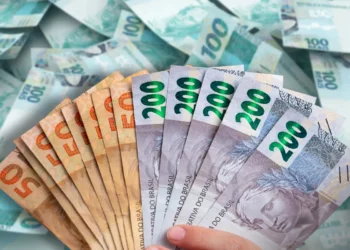 Foto de cédulas de real, com destaque para as notas de R$ 50 e R$ 200, simbolizando os descontos no salário mínimo de 2026.
