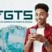 Homem sorrindo com celular na mão ao lado do logo FGTS e várias cédulas de 100 reais
