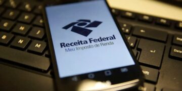 Imagem do logo da Receita Federal com a legenda 'Meu Imposto de Renda'. A imagem reflete as fake news sobre a tributação de transações financeiras, desmentidas pela Receita Federal.