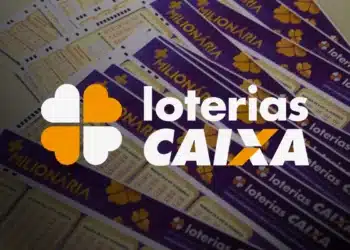 Cartões da loteria +Milionária ao fundo com o logotipo das Loterias Caixa em destaque.