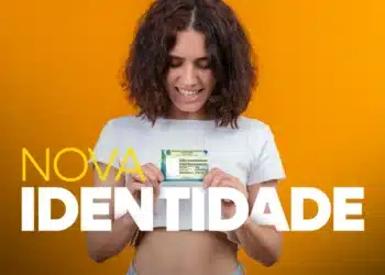 Mulher segura a Nova Carteira de Identidade Nacional (CIN), destacando o documento com QR Code e CPF, foco da matéria sobre a lista de documentos para a emissão.