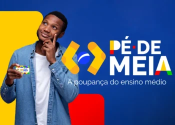 Estudante segurando um cartão do programa Pé-de-Meia, representando o incentivo financeiro para o ensino médio.