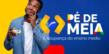 Homem segurando cartão Pé de Meia com fundo azul, amarelo e vermelho, pensando na poupança
