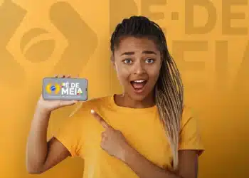 Imagem do programa Pé-de-Meia 2026, com uma jovem mostrando um celular com o logotipo do programa, que visa apoiar estudantes do ensino médio.