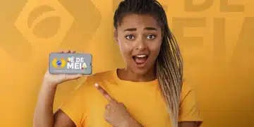 Jovem de tranças sorridente, vestindo camiseta amarela, segurando um smartphone que exibe o logotipo do programa Pé-de-Meia sobre um fundo laranja.
