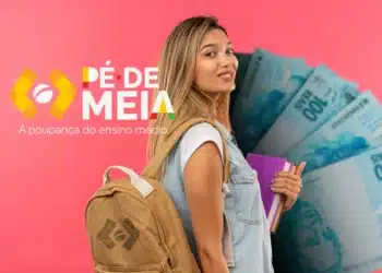 Estudante com mochila sorrindo, segurando livros e com notas de 100 reais ao fundo, representando o programa Pé-de-Meia em 2026 para o ensino médio.