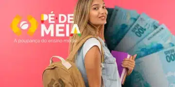 Estudante com mochila sorrindo, segurando livros e com notas de 100 reais ao fundo, representando o programa Pé-de-Meia em 2026 para o ensino médio.