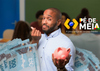 Estudante sorrindo com um cofrinho e cédulas de dinheiro, simbolizando o pagamento do programa Pé-de-Meia