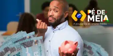 Estudantes do terceiro ano com dinheiro e cofrinho, representando o pagamento especial do calendário do Pé-de-Meia.