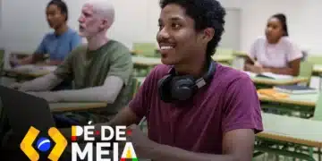 Homem jovem sorridente segurando um cofrinho e notas de dinheiro, com o logotipo do programa Pé-de-Meia ao fundo, representando o recebimento do benefício estudantil.