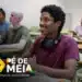 Estudante participando de uma aula com o programa Pé-de-Meia, representando a educação e a poupança do ensino médio