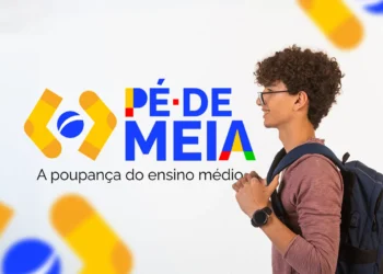 Estudante de perfil com mochila, ao lado do logo do programa Pé-de-Meia.