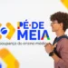 Estudante de perfil com mochila escolar e relógio digital, posicionado ao lado do logotipo do programa Pé-de-Meia, a poupança do ensino médio.