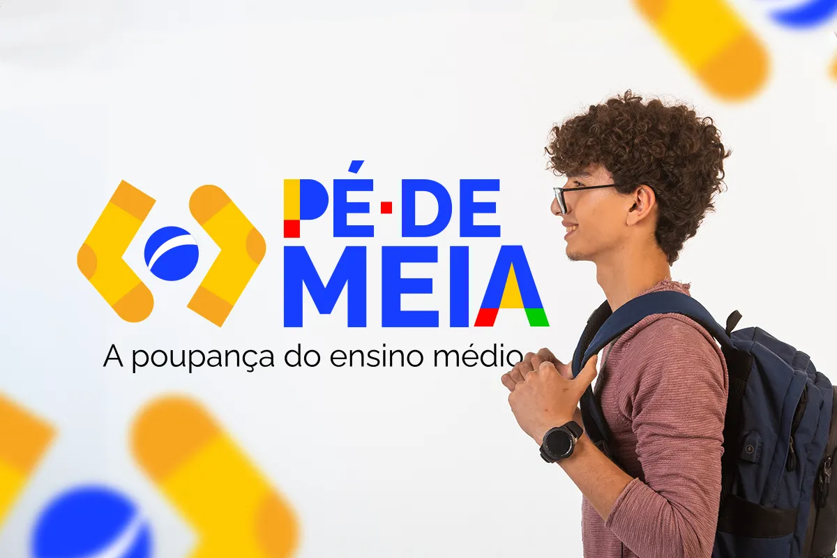 consulta status extrato beneficio pe de meia Jovem estudante de perfil, com cabelos cacheados, usando óculos e relógio preto, carregando uma mochila azul sobre fundo branco com o logotipo colorido do programa Pé-de-Meia.