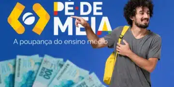 Jovem com mochila amarela apontando para logo Pé de Meta e dinheiro em notas de cem reais