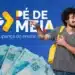Jovem estudante com cabelo cacheado e óculos, usando mochila, em frente ao logo do Programa Pé-de-Meia, que oferece até R$ 9.200 para alunos do Ensino Médio que cumprirem os critérios de frequência e aprovação.