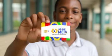 Estudante do Ensino Médio segurando o cartão do programa Pé-de-Meia (Mudança na data de pagamento de dezembro)
