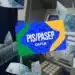 Cartão PIS/PASEP da Caixa em destaque com cédulas de 100 reais voando próximo a um caixa eletrônico