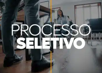Pessoas participando de processo seletivo em ambiente profissional com homem em primeiro plano