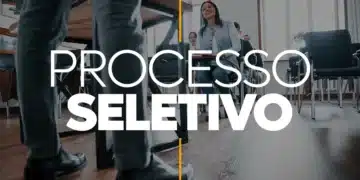 Pessoas participando de processo seletivo em ambiente profissional com homem em primeiro plano