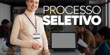 Mulher sorridente com crachá em escritório moderno durante processo seletivo empresarial