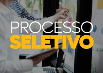 Imagem de profissionais trabalhando em um processo seletivo, com destaque para o texto 'Processo Seletivo'.