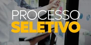 Imagem de profissionais trabalhando em um processo seletivo, com destaque para o texto 'Processo Seletivo'.