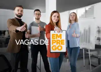 Quatro profissionais sorridentes mostrando um cartão com a frase "Vagas de Emprego", representando as oportunidades de trabalho disponíveis.