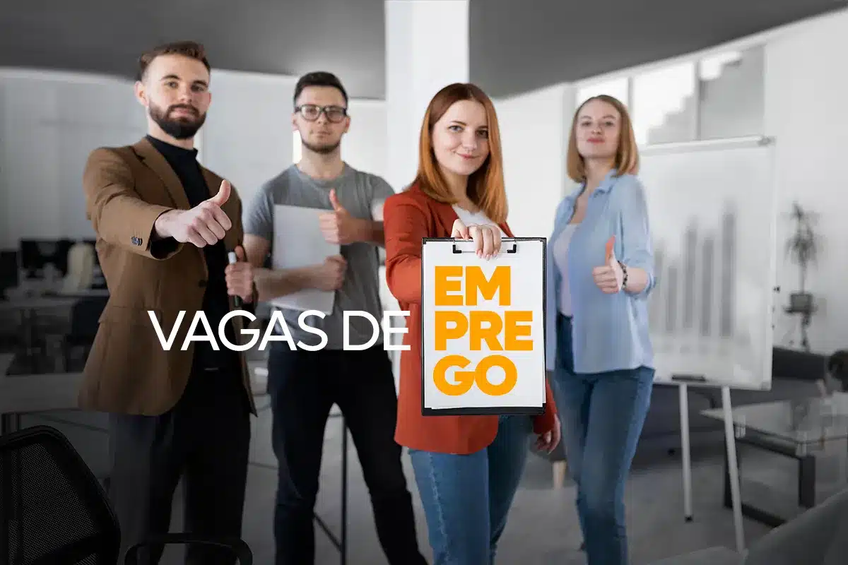 Oportunidades de emprego na GOL. Equipe de profissionais sinalizando aprovação ao apresentar quadro com a frase vagas de emprego, ilustrando oportunidades abertas pela GOL.