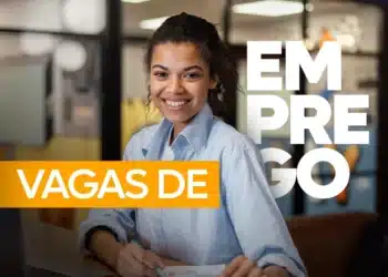 Jovem mulher sorridente em ambiente de trabalho moderno, simbolizando vagas de emprego.