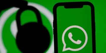WhatsApp com ícone de segurança, representando o impacto da descontinuação do suporte para celulares antigos em 2026.