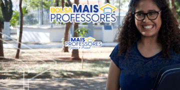 Professora sorrindo em área externa de escola pública, representando a Bolsa Mais Professores do Governo Federal.
