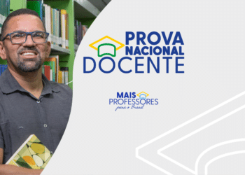 Banner oficial da Prova Nacional Docente com professor em biblioteca.