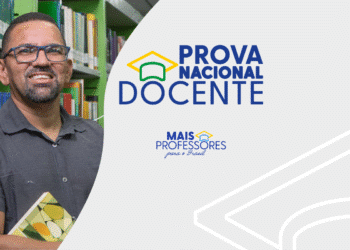 Professor sorridente com livros na biblioteca, com logo da Prova Nacional Docente (PND) e a mensagem "Mais Professores para o Brasil".