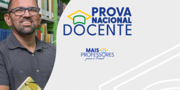 Professor sorridente com livros na biblioteca, com logo da Prova Nacional Docente (PND) e a mensagem "Mais Professores para o Brasil".