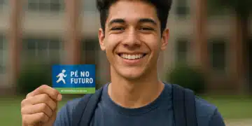 Jovem apresenta o cartão 'Pé no Futuro'