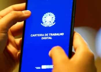 Tela de smartphone exibindo a abertura do aplicativo da Carteira de Trabalho Digital. A imagem centraliza a inscrição 'CARTEIRA DE TRABALHO DIGITAL' em fundo azul, simbolizando o acesso fácil ao documento pelo celular.