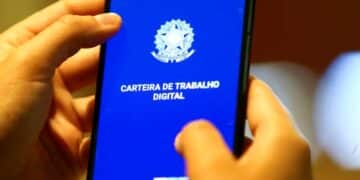 Tela de smartphone exibindo a abertura do aplicativo da Carteira de Trabalho Digital. A imagem centraliza a inscrição 'CARTEIRA DE TRABALHO DIGITAL' em fundo azul, simbolizando o acesso fácil ao documento pelo celular.