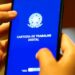 Tela de smartphone exibindo a abertura do aplicativo da Carteira de Trabalho Digital. A imagem centraliza a inscrição 'CARTEIRA DE TRABALHO DIGITAL' em fundo azul, simbolizando o acesso fácil ao documento pelo celular.