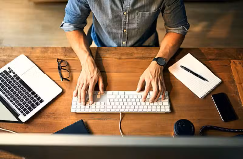 empresario ocupado digitando no teclado do computador com as maos tarde da noite enquanto trabalhava planejando e verificando e mail em um trabalho de mesa de escritorio trabalhador corporativo prod empresario ocupado digitando no teclado do computador com as maos tarde da noite enquanto trabalhava planejando e verificando e mail em um trabalho de mesa de escritorio trabalhador corporativo prod