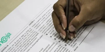 Pessoa preenchendo prova do Encceja, relacionada à divulgação do resultado de 2025.