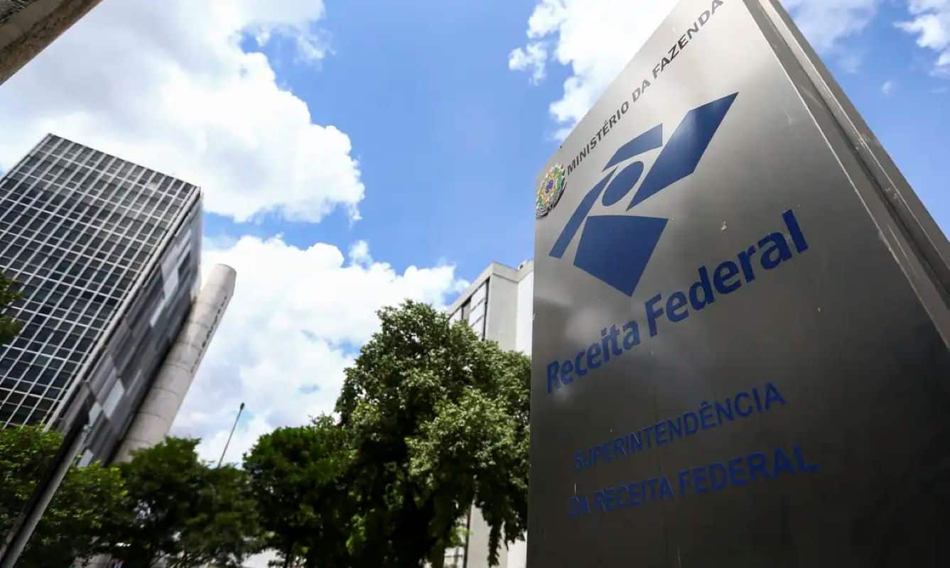 Fachada da Receita Federal, com o prédio e o logo visíveis. Imagem usada para esclarecer a fake news sobre a cobrança de imposto em transações acima de R$ 5 mil.