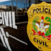 Emblema amarelo da Polícia Civil de Santa Catarina com elementos simbólicos como águia, trigo, café e estrela, afixado em carro policial preto com inscrição "Polícia Civil" ao fundo.