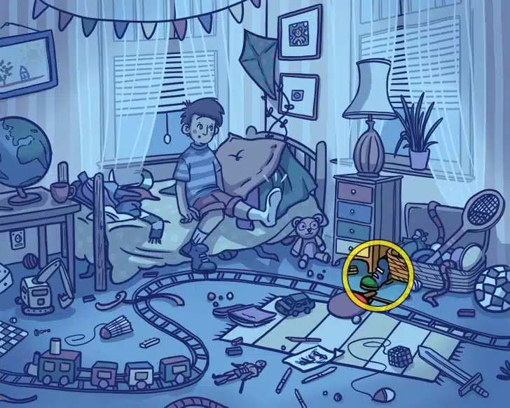 Encontre o sapato perdido no quarto infantil bagunçado com brinquedos espalhados Teste visual com um quarto de criança desorganizado com brinquedos, trem de brinquedo, bola, ursinho e menino sentado na cama