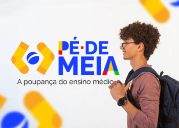 Estudante do ensino médio com mochila ao lado do logotipo do programa Pé-de-Meia em 2026.