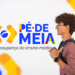 Estudante do ensino médio com mochila ao lado do logotipo do programa Pé-de-Meia em 2026.