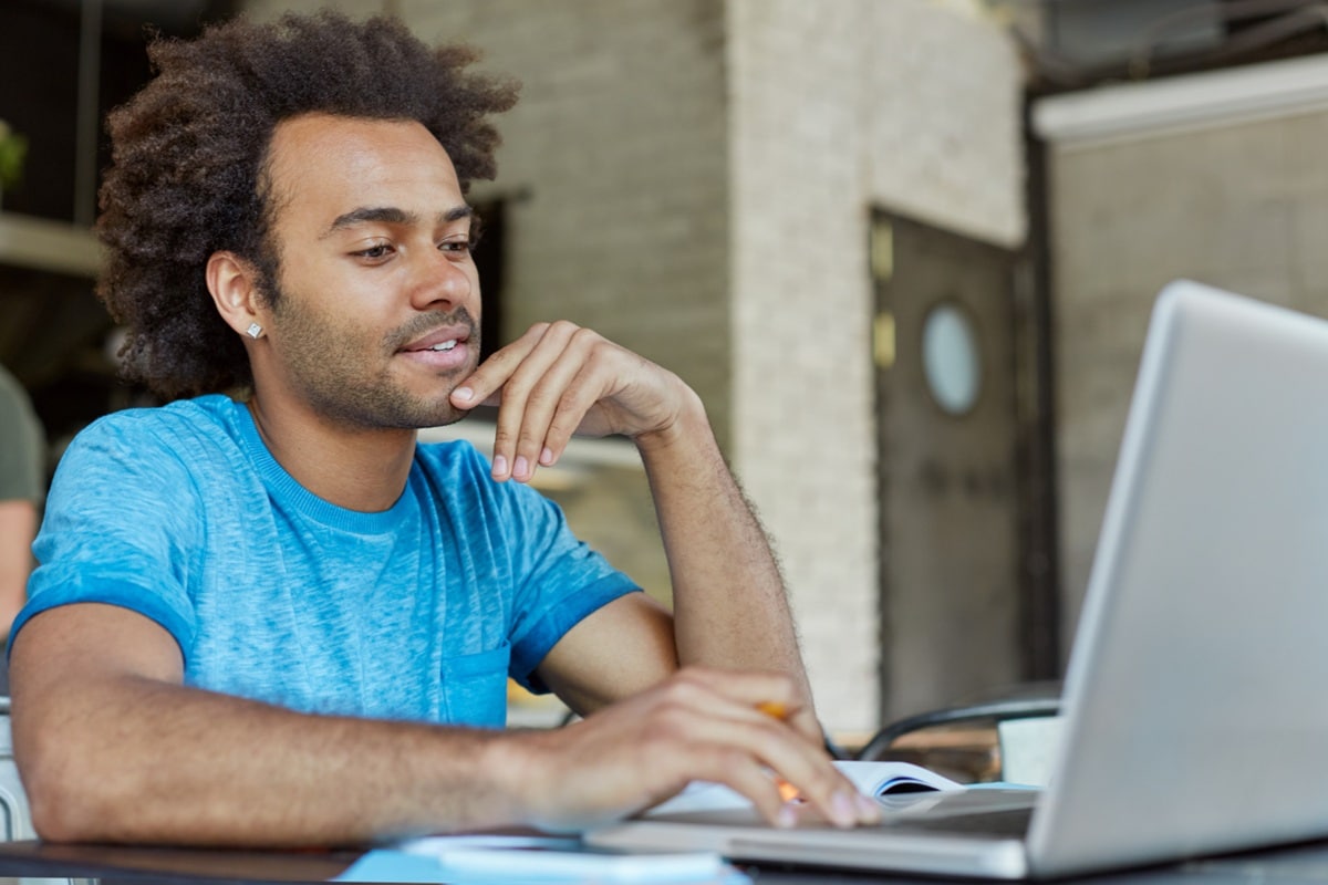 Candidato acessando portal de resultados de vestibulares em laptop para verificar divulgação de janeiro 2026