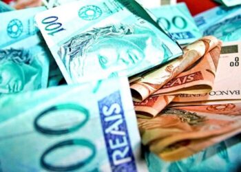 Composição de cédulas brasileiras de diferentes valores representando incentivos financeiros educacionais
